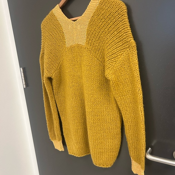 Charlise NWT S oversized Yellow and gold V-Neck Sweater neck yellow shimmers - Picture 9 of 13